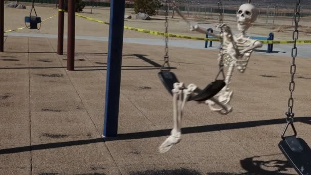 Glücklich Erwachsene Skelett Seitenansicht Schaukeln Zeitlupe Leeren Geschlossenen Park — Stockvideo