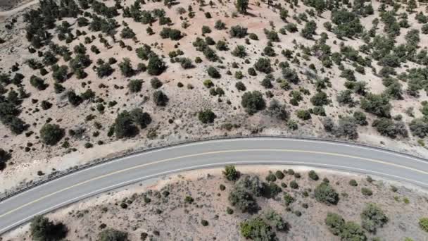 Drohnenschaufeln Über Kurve Der Wüste Bei Autoverkehr Zurückgelassen — Stockvideo