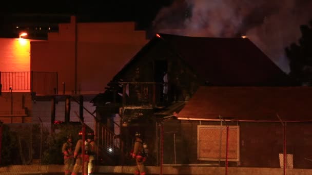 Brandweerlieden Verzamelen Zich Rond Een Brandend Huis Met Rookwolken Waterstralen — Stockvideo