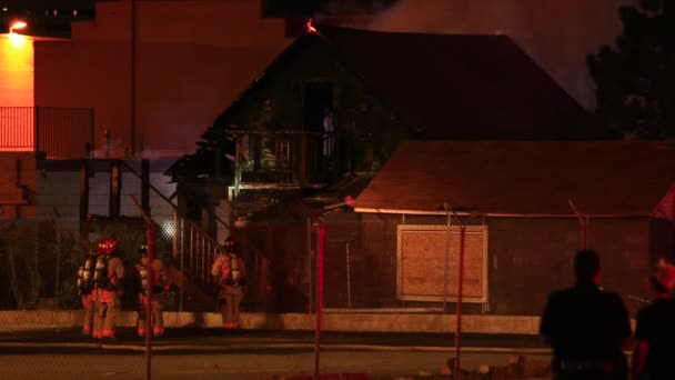 Brandweerlieden Inspecteren Verbrand Gebouw Met Politie Voorgrond Nachtelijke Brand — Stockvideo