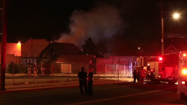 Police Fire Gather Burned Out House News Cameras Set Nighttime — Stock Video