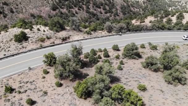 Drone Sobre Curva Carretera Desierto Con Tráfico Bicicletas — Vídeos de Stock