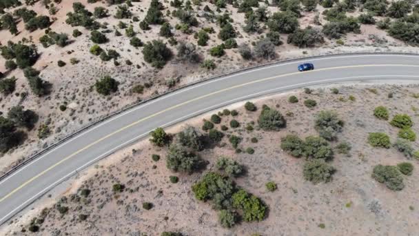 Drone Sobre Curva Carretera Desierto Con Tráfico Coches — Vídeo de stock