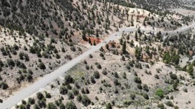 Geiger sınıfı trafik çöl boyunca kıvrımlı bir dağ yolundan yukarı gidiyor.