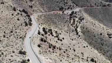 Drone Geiger seviyesinde NV yükseldi. Çöldeki dağ yolunda araba trafiğini takip edin. .