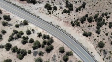 Drone Geiger sınıfı Reno NV dağ yolu. Çölün içinden tek bir araba geçiyor.