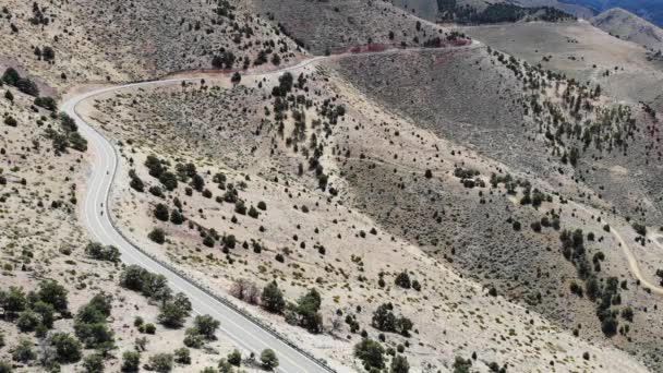 Drone Sobre Carretera Montaña Desierto Con Tráfico Motocicletas — Vídeos de Stock