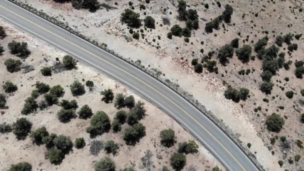 Drone Geiger Grade Reno Bergsväg Genom Öknen Enda Bil Kör — Stockvideo