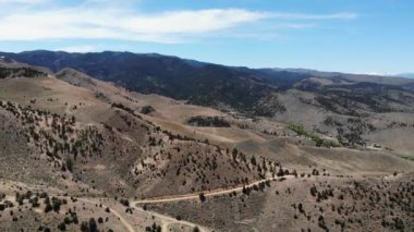Drone Geiger sınıfı Reno NV tavası Washoe Vadisi 'nin hemen üstünde kayar dağ tepesi Reno' nun uzak tepelerinde.