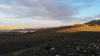 Sağa dön, Nevada 'daki yüksek çöl dağlarında altın ışığı göster.