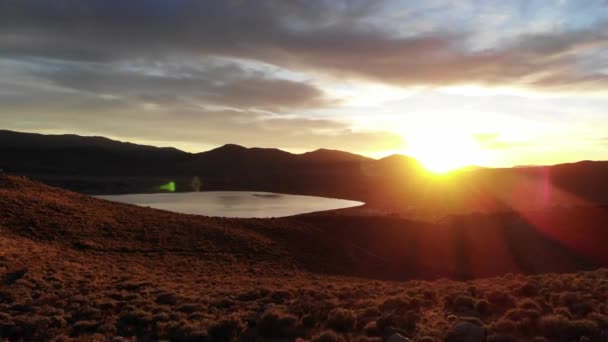 Eteenpäin Kohti Auringonlaskua Auringonpurkauksia Aavikon Yllä Järvi Laaksossa — kuvapankkivideo