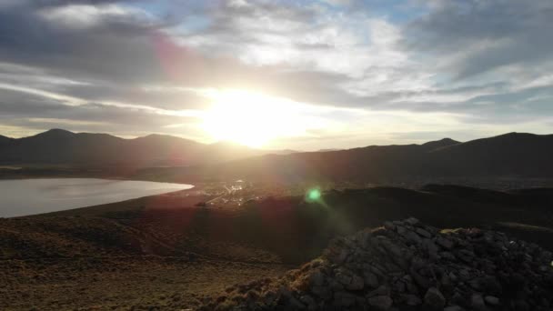 Sonnenuntergang Über Wüstenszene Mit Künstlichem See Unten — Stockvideo