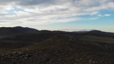 Nevada 'daki yüksek çöl dağlarındaki bir kamyona doğru yürüyüş parkurlarının ve 4x4 yolların üzerinden uç.