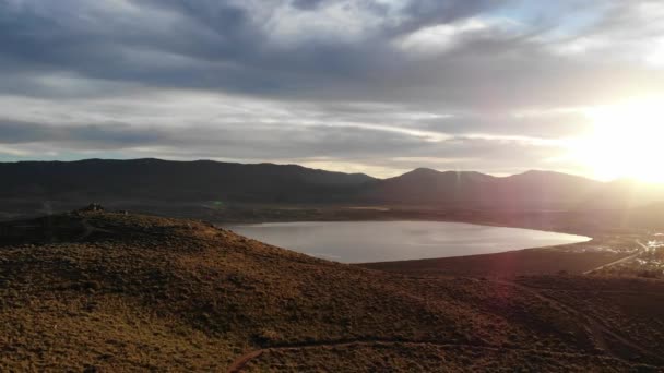 Volar Sobre Senderos Del Desierto Sagebrush Hacia Lago Blanco Puesta — Vídeos de Stock