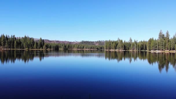 Pase Cursor Sobre Agua Por Borde Lago Azul Con Reflejos — Vídeos de Stock