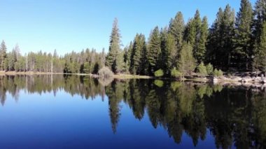 Derin mavi gölün üzerinden uç suları takip et