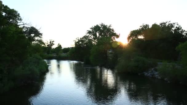 夏の日没時にスパークスNvのトラッキー川 — ストック動画