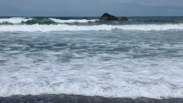 Wrzący Piankowy Surf Wtacza Się Plażę Brzegu Zwolnionym Tempie — Wideo stockowe