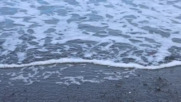 Dalganın Kenarındaki Okyanus Köpüğü Kabarcıklar Patlıyor Ağır Çekimde Yüzüyor — Stok video