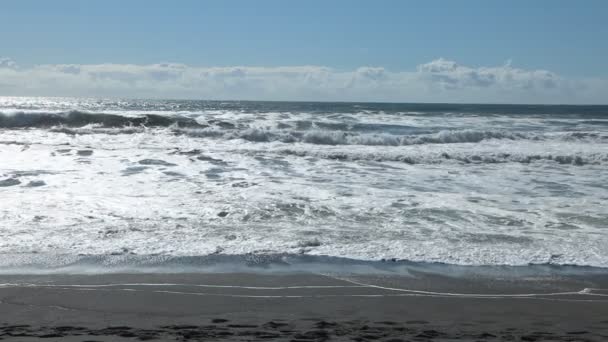 Fale Toczące Się Plaży Pływają Słonecznym Błękitnym Niebie Chmurami Spowolnionymi — Wideo stockowe