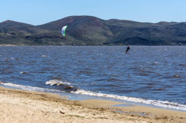 Rüzgarlı bir günde, Washoe Gölü 'nün sularında Kiteboardcuyum.