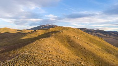 Gezintiye çıkan dron fotoğrafı ve Reno NV yakınlarındaki bir dağın tepesindeki 4 teker çekişli patika.