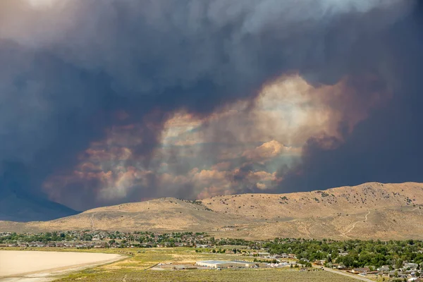 Nubes Densas Humo Rodean Agujero Cielo Gran Incendio Forestal Comunidad — Foto de Stock