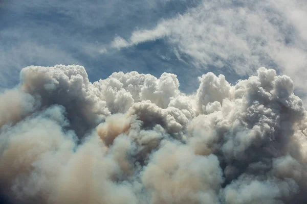Синее Белое Небо Пышные Кучевые Облака Дым Большого Лесного Пожара — стоковое фото