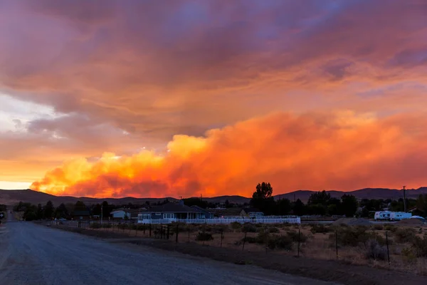 Puesta Sol Brillantemente Coloreada Desierto Sobre Una Comunidad Durante Incendio — Foto de Stock