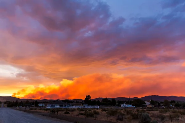 Puesta Sol Brillantemente Coloreada Desierto Sobre Una Comunidad Durante Incendio — Foto de Stock