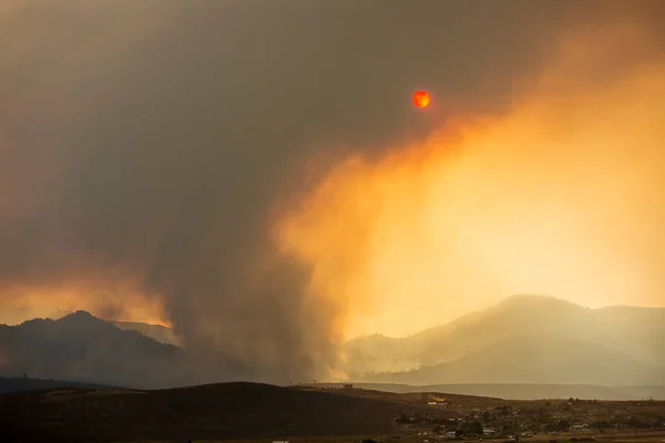 Montaña Valle Paisaje Con Humo Incendio Forestal Oscureciendo Sol — Foto de Stock