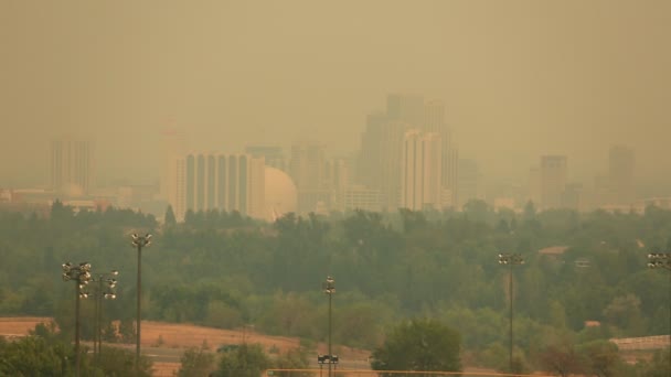 Heavy Wildfire Smoke California Partially Obscuring Casinos Downtown Reno Nevada — Vídeos de Stock