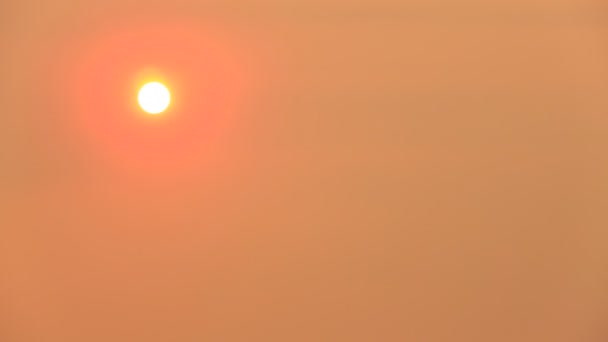 Gedimmte Sonne Die Größtenteils Von Feuerrauch Einem Orangefarbenen Himmel Verdeckt — Stockvideo