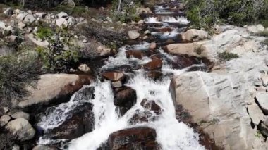 Şelaleyi takip eden yavaş çekimde aşağı eğil..