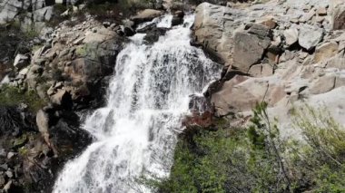 İHA 'yı yavaş çekimde kapatın. Beyaz su kayaların üzerine düşüyor.