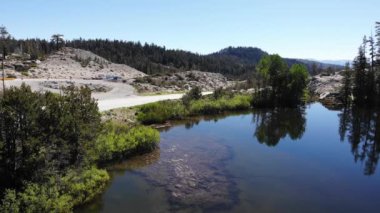  İnsansız hava aracı dağlardaki otoban trafiğine doğru Alp Gölü üzerinde uçuyor.