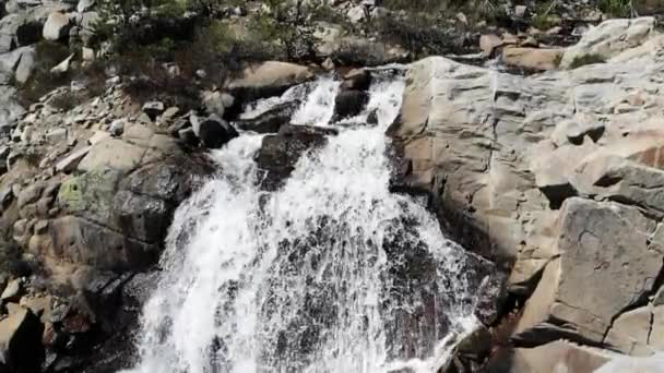 跟随瀑布上坡 揭示冬季无人驾驶飞机慢动作中褐色岩石上的瀑布 — 图库视频影像