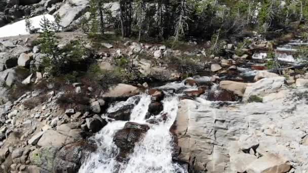 Pan Sinistra Drone Rallentatore Sopra Cascata Rocce Grigie Alberi — Video Stock