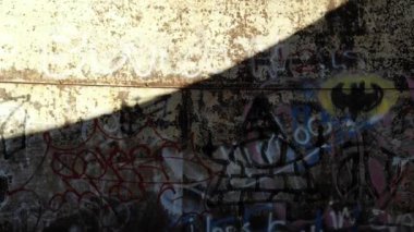 İnsansız hava aracı eski paslı su tankının içinden yükselip düşen eski maden binalarını gözler önüne seriyor.