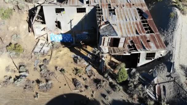 Drone Volar Sobre Viejas Ruinas Construcción Minera Con Techo Estaño — Vídeos de Stock