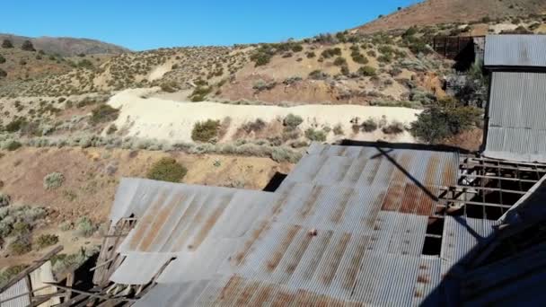 Inclinación Sartén Del Dron Hacia Izquierda Arruinó Edificios Mineros Tanques — Vídeos de Stock