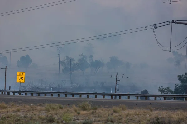 Humo Incendios Forestales Causando Muy Baja Visibilidad Cerca Líneas Eléctricas — Foto de Stock