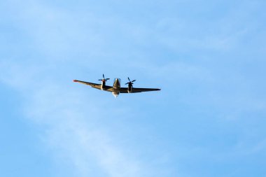 Amerikan Orman Hizmetleri 'nden ikiz itfaiye uçağı yangına müdahale ediyor.