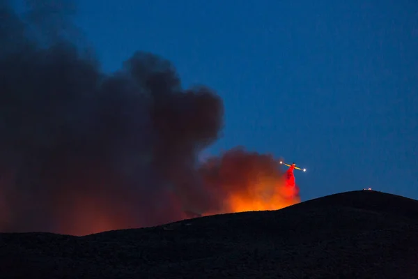Avión Extinción Incendios Eleva Desde Detrás Una Colina Dejando Caer — Foto de Stock