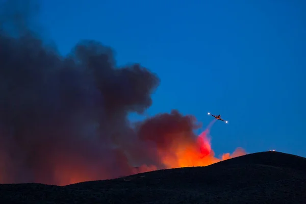 Avión Extinción Incendios Eleva Desde Detrás Una Colina Oscuridad Detrás — Foto de Stock