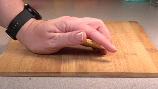 用头碾碎的方法在木板上慢慢地压碎石板 — 图库视频影像