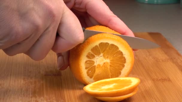 물기가 오렌지를 도마를 천천히 이면서 조각조각 — 비디오