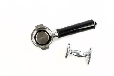 Sade ve gümüş kahve filtresi. Yanında da metal kahve tutacağı var.