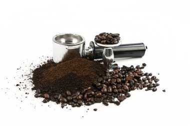 Kahve çekirdekleri ve zemin filtre fincanı ve espresso karıştırıcı ile istiflenmiş.