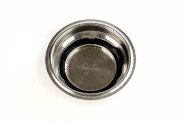 Parlak metal espresso kahve filtresi beyaz arka planda izole edilmiş, yukarıdan aşağıya doğru açılı.